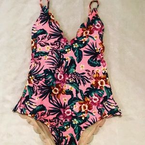 Scalloped pink swimsuit😍